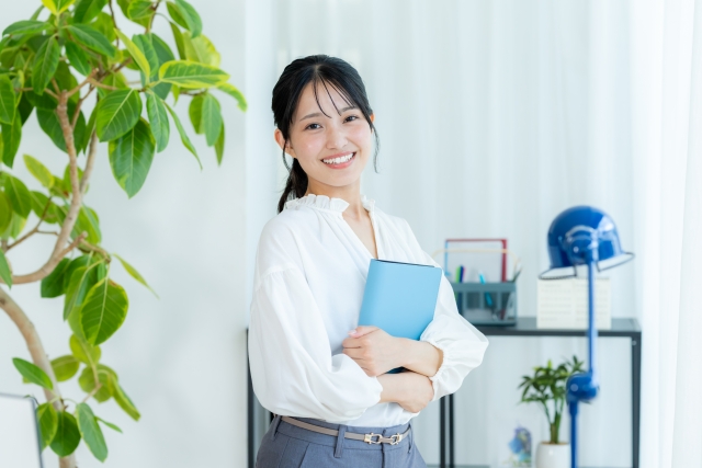 爽やかなオフィスで笑顔の女性