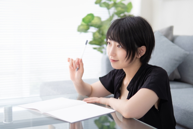 書類を手に持つ微笑む女性